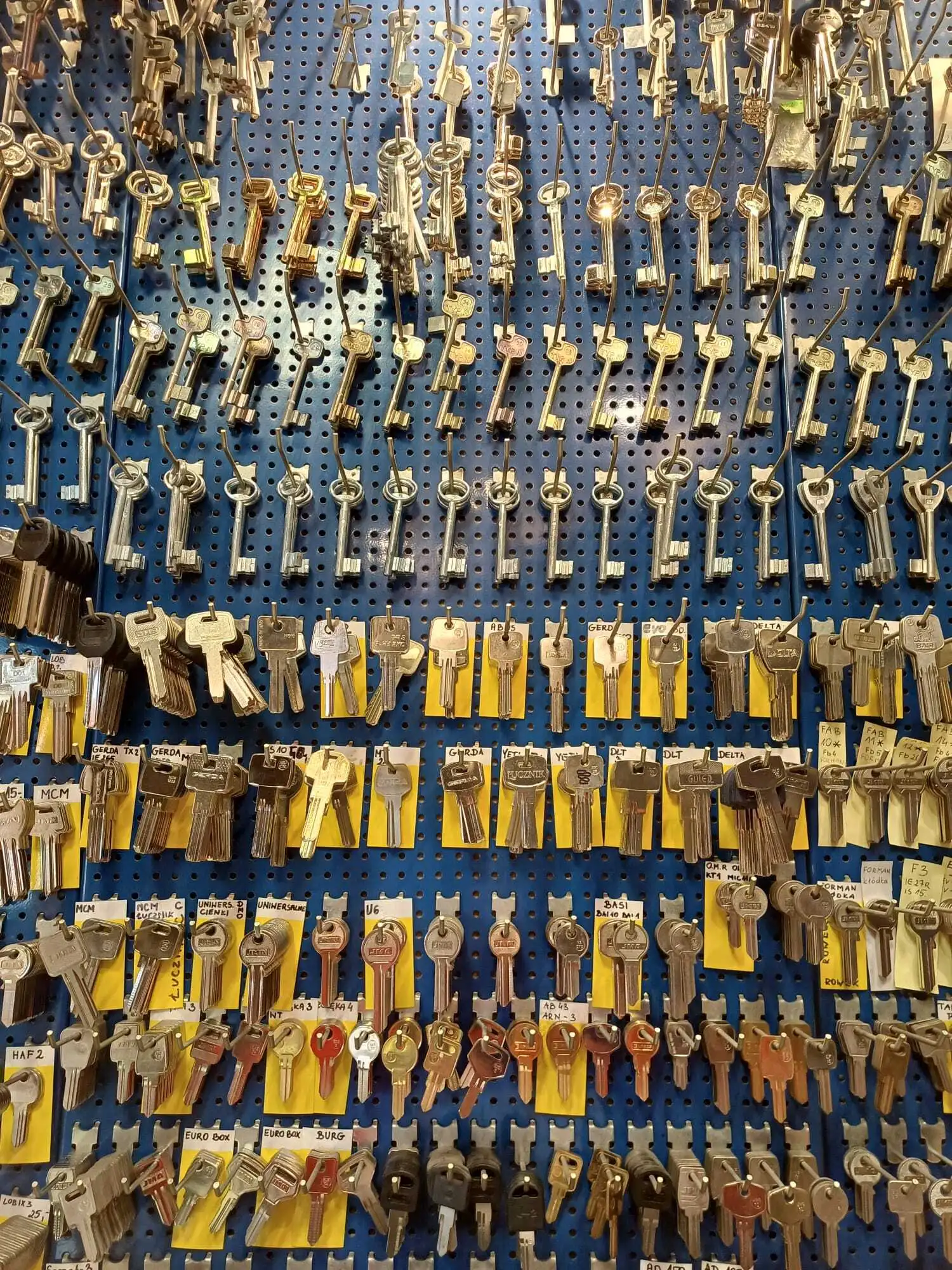 Ślusarz EWMAR przy pracy — dorabianie kluczy Zabrze